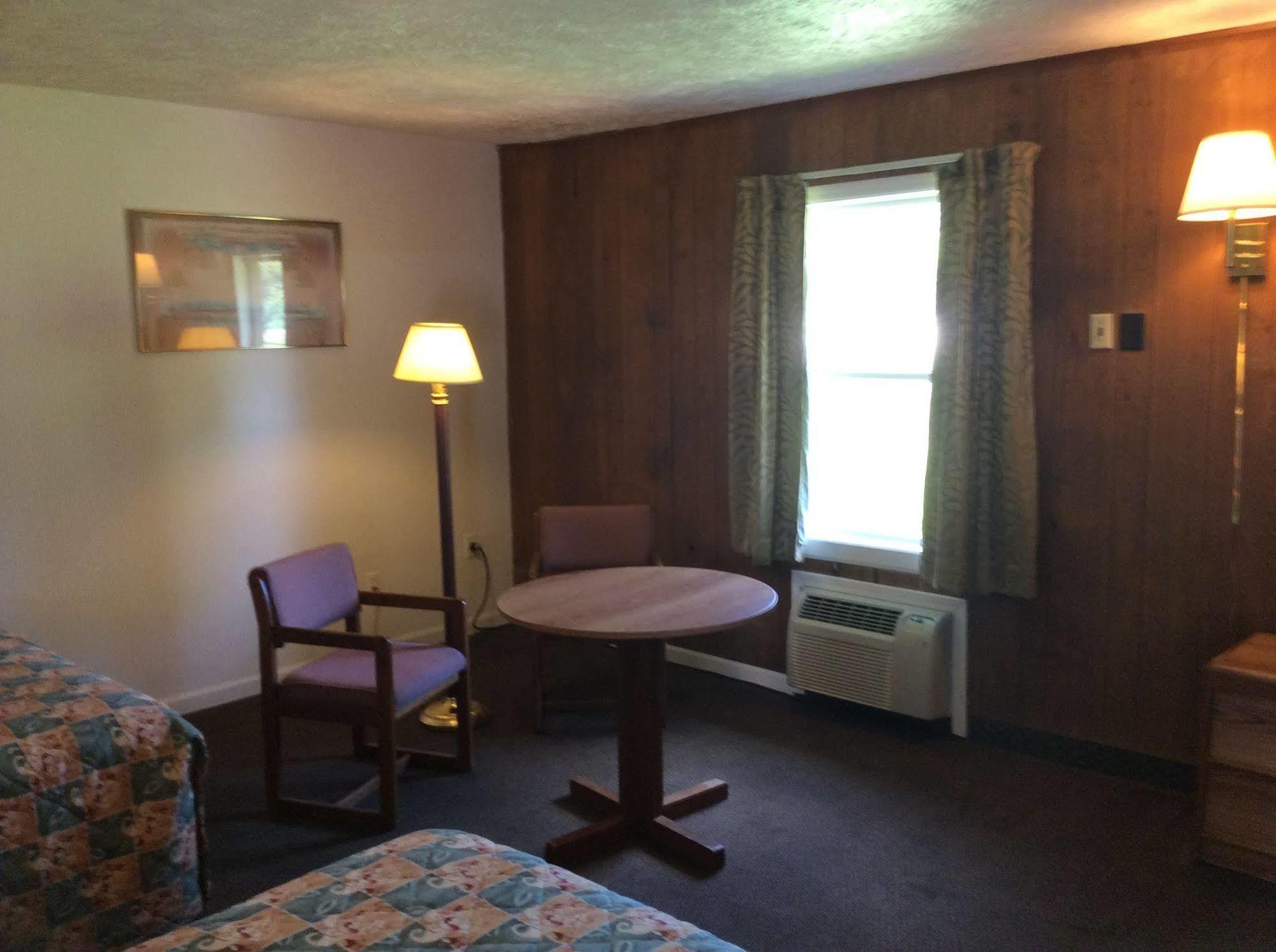 Woodridge Motel Terre Haute Bagian luar foto