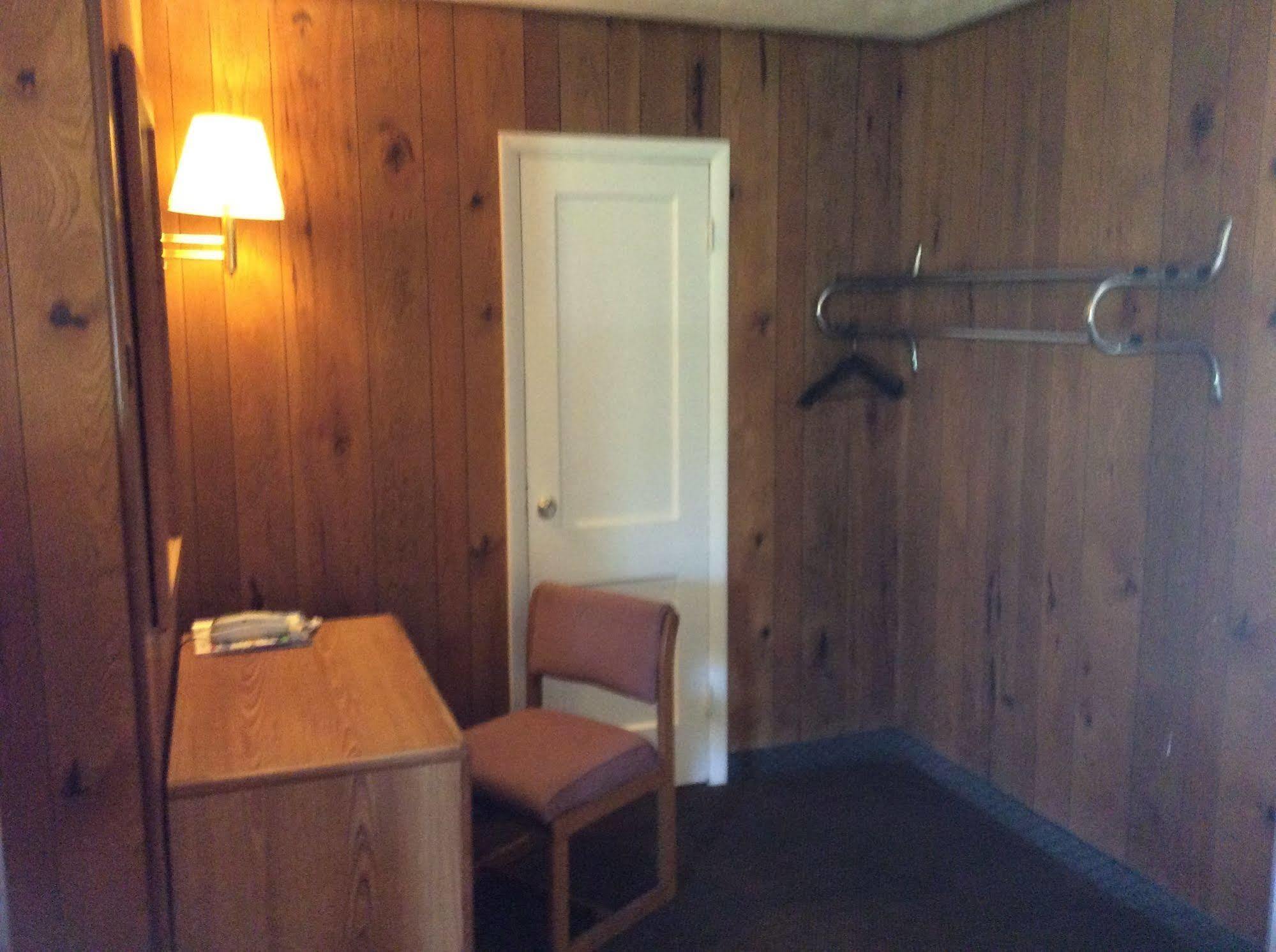 Woodridge Motel Terre Haute Bagian luar foto